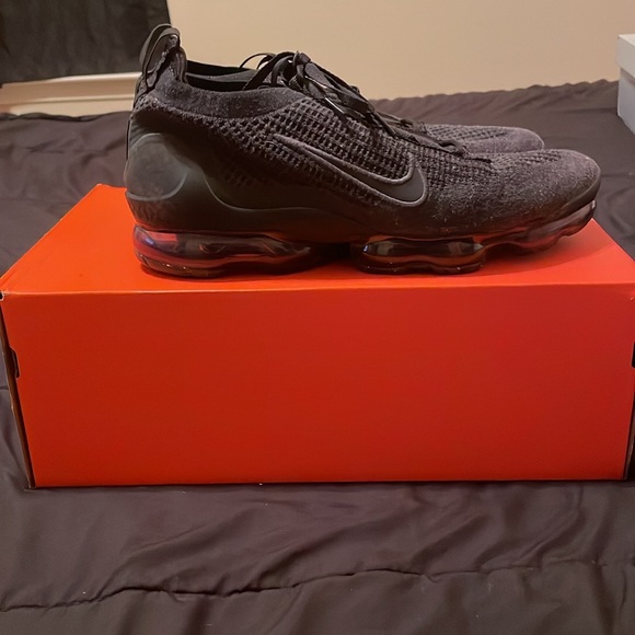 Nike Air VaporMax 2021 Flyknit “Triple Black” - Picture 2 of 3